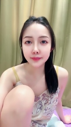 有身材，有曲线，爆乳完美，【初雪】脱光光，极品御姐肤白貌美，淫荡的液体缓缓流出 截图11