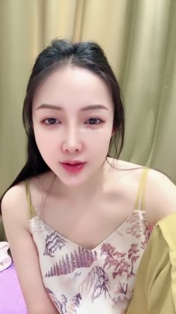 有身材，有曲线，爆乳完美，【初雪】脱光光，极品御姐肤白貌美，淫荡的液体缓缓流出 截图13