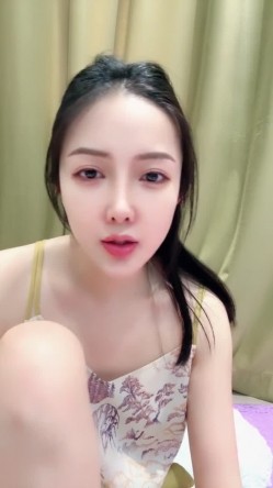 有身材，有曲线，爆乳完美，【初雪】脱光光，极品御姐肤白貌美，淫荡的液体缓缓流出 截图15