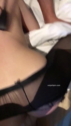 〖绿帽淫妻女神堕落〗绿帽大神献妻领导，亲自开车送骚妻和领导去旅游 把自己的妻子带出去让人当母狗调教 截图5