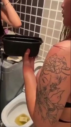 《新瓜两部》社会姐落单被仇家扒光衣服喝尿侮辱+我拿你当闺蜜,你暗地睡我男朋友,你对得起我么,闺蜜反目成仇 截图5