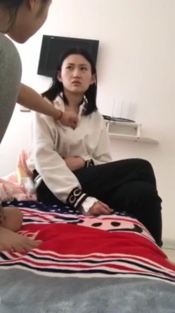 《新瓜两部》社会姐落单被仇家扒光衣服喝尿侮辱+我拿你当闺蜜,你暗地睡我男朋友,你对得起我么,闺蜜反目成仇 截图7
