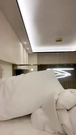 超大巨乳E奶新人妹子长相甜美全裸诱惑，晃动奶子揉搓舔自己奶头，近距离特写掰穴非常诱人 截图2