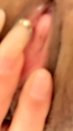 超大巨乳E奶新人妹子长相甜美全裸诱惑，晃动奶子揉搓舔自己奶头，近距离特写掰穴非常诱人 截图16