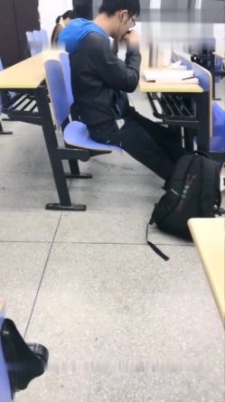 现在的大学生真会玩在大学政治课上老师在讲三大攻坚战和五位一体总布局妹子竟在底下玩跳蛋 截图15