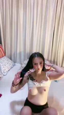 操完不尽兴自慰网红小骚货开档黑丝袜主动骑乘位高潮喷水！怼着骚穴一顿操 截图10