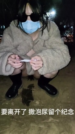 露出界天花板满级狂人！身材苗条性感网红【兔兔】私拍，学校公园商场各种场所人前露出翻屁眼露逼紫薇喷水 截图6