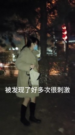 露出界天花板满级狂人！身材苗条性感网红【兔兔】私拍，学校公园商场各种场所人前露出翻屁眼露逼紫薇喷水 截图10