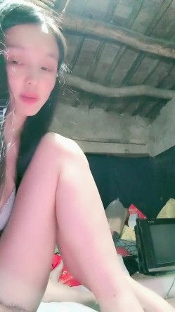 贫困家庭~母女被迫下海，【皮歪歪】，破旧的房子一起互动，反差感极强，爱心扶贫大哥们礼物不停 截图8