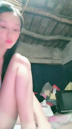 贫困家庭~母女被迫下海，【皮歪歪】，破旧的房子一起互动，反差感极强，爱心扶贫大哥们礼物不停 截图9