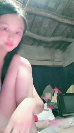 贫困家庭~母女被迫下海，【皮歪歪】，破旧的房子一起互动，反差感极强，爱心扶贫大哥们礼物不停 截图10