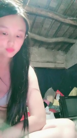 贫困家庭~母女被迫下海，【皮歪歪】，破旧的房子一起互动，反差感极强，爱心扶贫大哥们礼物不停 截图11