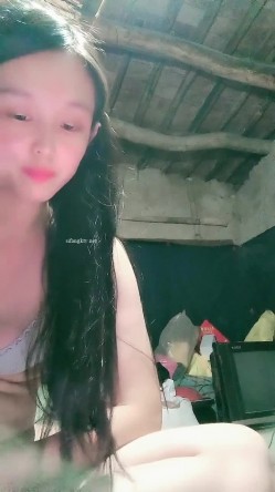 贫困家庭~母女被迫下海，【皮歪歪】，破旧的房子一起互动，反差感极强，爱心扶贫大哥们礼物不停 截图12