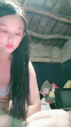 贫困家庭~母女被迫下海，【皮歪歪】，破旧的房子一起互动，反差感极强，爱心扶贫大哥们礼物不停 截图13