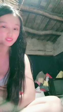 贫困家庭~母女被迫下海，【皮歪歪】，破旧的房子一起互动，反差感极强，爱心扶贫大哥们礼物不停 截图14