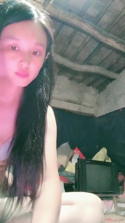 贫困家庭~母女被迫下海，【皮歪歪】，破旧的房子一起互动，反差感极强，爱心扶贫大哥们礼物不停 截图16