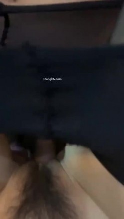 某航空姐身材颜值天花闆～上班服务旅客是女神，下班服务金主是母狗 截图1