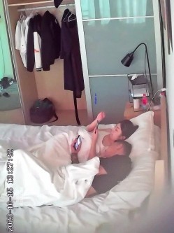 近期极品偷拍 酒店偷拍！这对情侣呆在酒店大半个月，几乎每天都打炮，妹子这么漂亮 竟边看A片 边操她 截图11