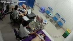 黑客破解医院妇科监控摄像头偷拍 男医生做B超阴超磨蹭温柔插入眼镜少妇不好意思看 截图2