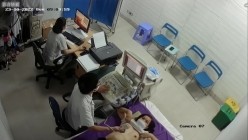 黑客破解医院妇科监控摄像头偷拍 男医生做B超阴超磨蹭温柔插入眼镜少妇不好意思看 截图3