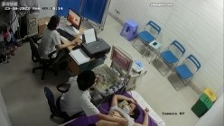 黑客破解医院妇科监控摄像头偷拍 男医生做B超阴超磨蹭温柔插入眼镜少妇不好意思看 截图6