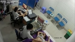黑客破解医院妇科监控摄像头偷拍 男医生做B超阴超磨蹭温柔插入眼镜少妇不好意思看 截图7