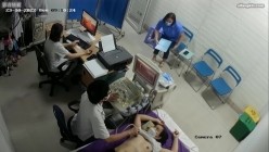 黑客破解医院妇科监控摄像头偷拍 男医生做B超阴超磨蹭温柔插入眼镜少妇不好意思看 截图8
