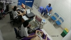黑客破解医院妇科监控摄像头偷拍 男医生做B超阴超磨蹭温柔插入眼镜少妇不好意思看 截图9