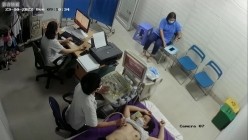 黑客破解医院妇科监控摄像头偷拍 男医生做B超阴超磨蹭温柔插入眼镜少妇不好意思看 截图10