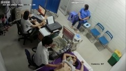 黑客破解医院妇科监控摄像头偷拍 男医生做B超阴超磨蹭温柔插入眼镜少妇不好意思看 截图11