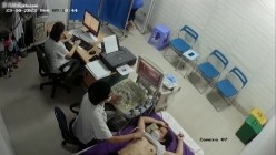 黑客破解医院妇科监控摄像头偷拍 男医生做B超阴超磨蹭温柔插入眼镜少妇不好意思看 截图12