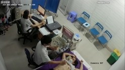 黑客破解医院妇科监控摄像头偷拍 男医生做B超阴超磨蹭温柔插入眼镜少妇不好意思看 截图13