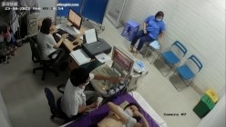 黑客破解医院妇科监控摄像头偷拍 男医生做B超阴超磨蹭温柔插入眼镜少妇不好意思看 截图14