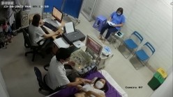 黑客破解医院妇科监控摄像头偷拍 男医生做B超阴超磨蹭温柔插入眼镜少妇不好意思看 截图15
