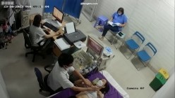 黑客破解医院妇科监控摄像头偷拍 男医生做B超阴超磨蹭温柔插入眼镜少妇不好意思看 截图16