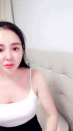 【柠曦】饥渴丝袜美少妇骑乘后入口交乳交拔出射精 截图3