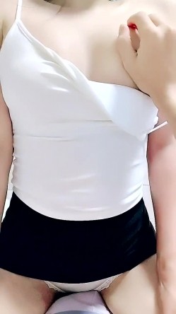 【柠曦】饥渴丝袜美少妇骑乘后入口交乳交拔出射精 截图12