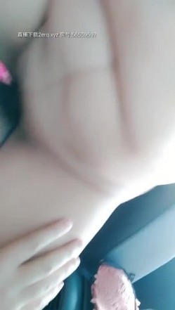性感丰满漂亮小少妇和炮友驱车到麦田路边脱光光车震 截图2
