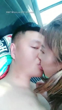 性感丰满漂亮小少妇和炮友驱车到麦田路边脱光光车震 截图4
