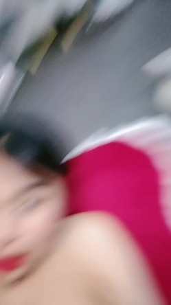 甜美小姐姐！奶子一大一小！掰开小骚穴特写，闺蜜旁边揉奶子，从下往上视角掰穴，摆弄各种姿势 截图6