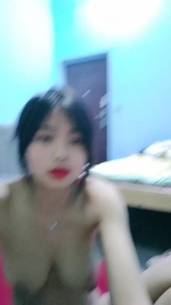 甜美小姐姐！奶子一大一小！掰开小骚穴特写，闺蜜旁边揉奶子，从下往上视角掰穴，摆弄各种姿势 截图7