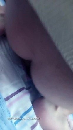 房间里的3P游戏，被胡萝卜插过的骚逼没有鸡巴的温度，小嫂子把鸡巴撸硬了开撸，爆草抽插小哥哥在一边摄影 截图5