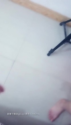 房间里的3P游戏，被胡萝卜插过的骚逼没有鸡巴的温度，小嫂子把鸡巴撸硬了开撸，爆草抽插小哥哥在一边摄影 截图7