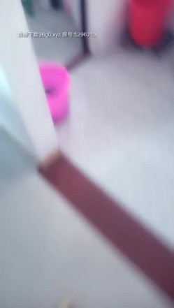 房间里的3P游戏，被胡萝卜插过的骚逼没有鸡巴的温度，小嫂子把鸡巴撸硬了开撸，爆草抽插小哥哥在一边摄影 截图8