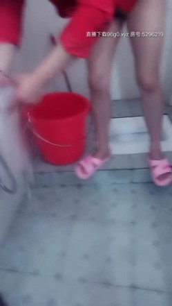 房间里的3P游戏，被胡萝卜插过的骚逼没有鸡巴的温度，小嫂子把鸡巴撸硬了开撸，爆草抽插小哥哥在一边摄影 截图12