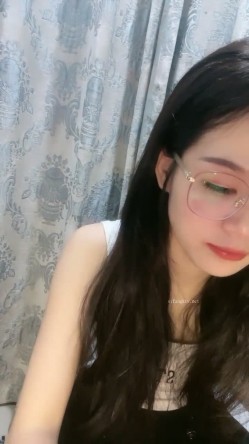 211大学校花，【姐姐很甜】，黑丝眼镜反差婊，颜值高，这阴毛修剪得挺漂亮，大鸡巴狂捅，哥哥我要！ 截图2