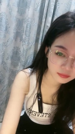 211大学校花，【姐姐很甜】，黑丝眼镜反差婊，颜值高，这阴毛修剪得挺漂亮，大鸡巴狂捅，哥哥我要！ 截图3