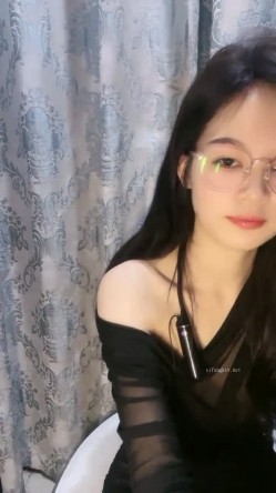 211大学校花，【姐姐很甜】，黑丝眼镜反差婊，颜值高，这阴毛修剪得挺漂亮，大鸡巴狂捅，哥哥我要！ 截图8