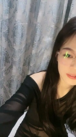 211大学校花，【姐姐很甜】，黑丝眼镜反差婊，颜值高，这阴毛修剪得挺漂亮，大鸡巴狂捅，哥哥我要！ 截图9