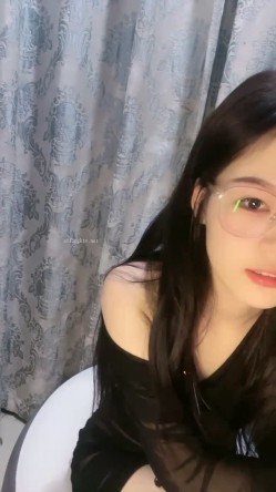 211大学校花，【姐姐很甜】，黑丝眼镜反差婊，颜值高，这阴毛修剪得挺漂亮，大鸡巴狂捅，哥哥我要！ 截图10
